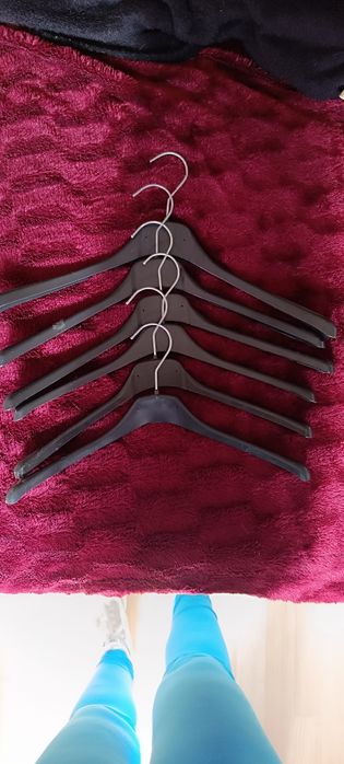 8 cabides usados para roupa