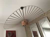 Candeeiro de tecto moderno e elegante.