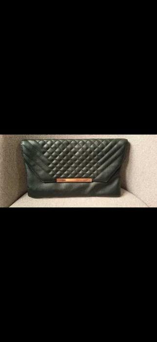 Czarna torebka pikowana kopertowka do ręki New Look