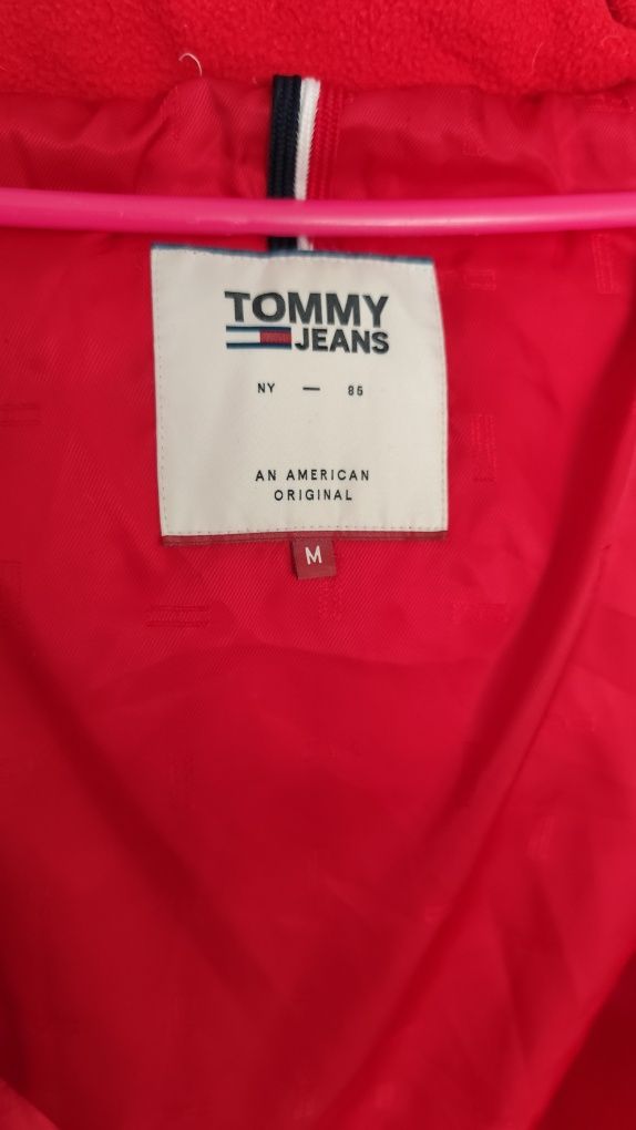 Tommy Jeans damska kurtka ocieplana pierz oraz puchem rozmiar M