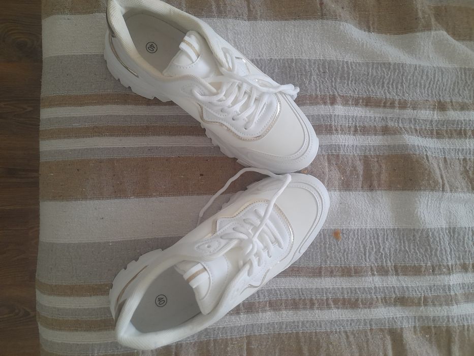 Tênis de senhora uso um dia.