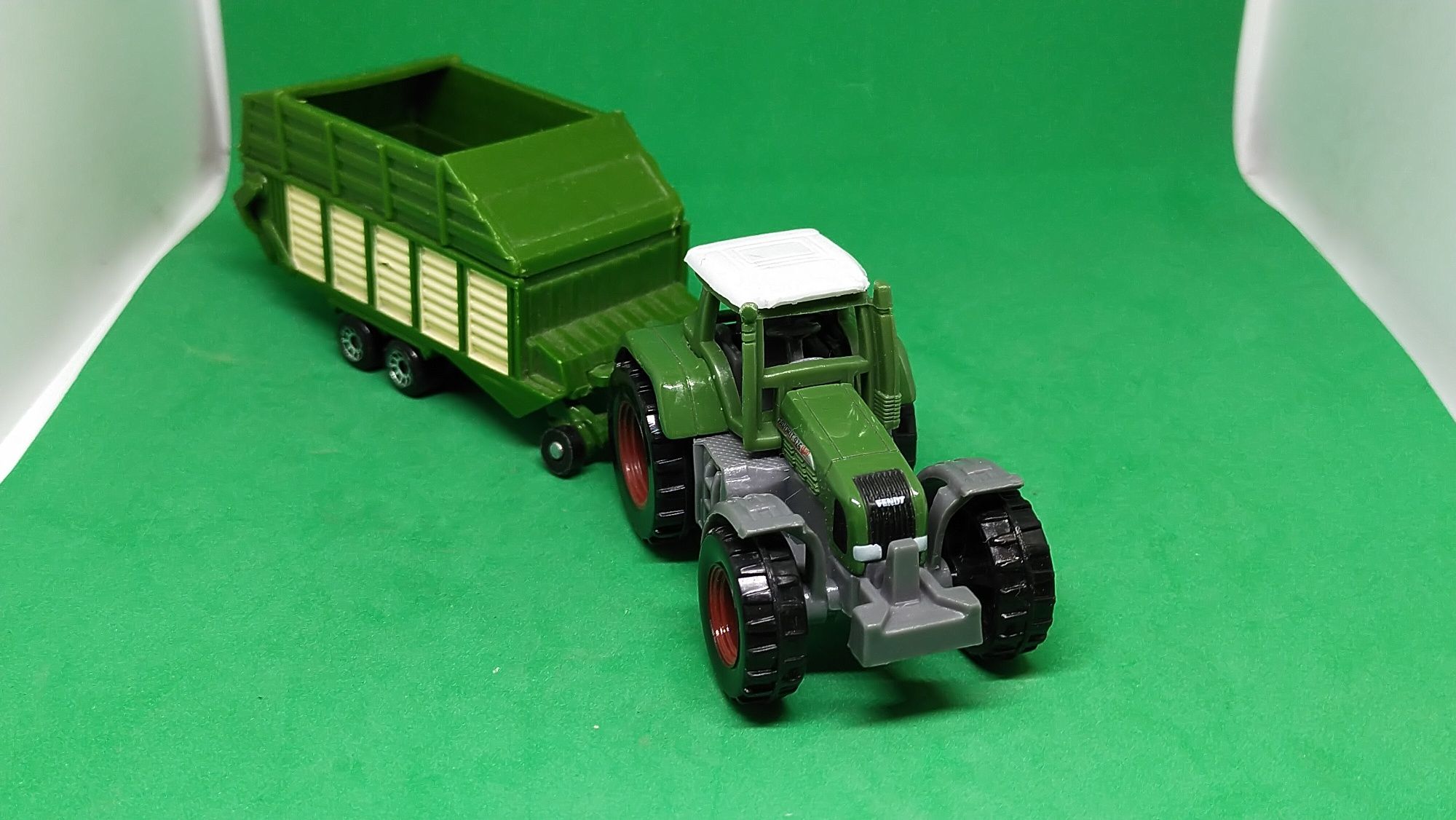 Siku traktor Fendt z przyczepą samozbierająca 1 87