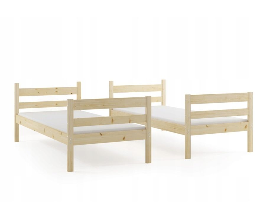 Łóżko piętrowe z materacami.