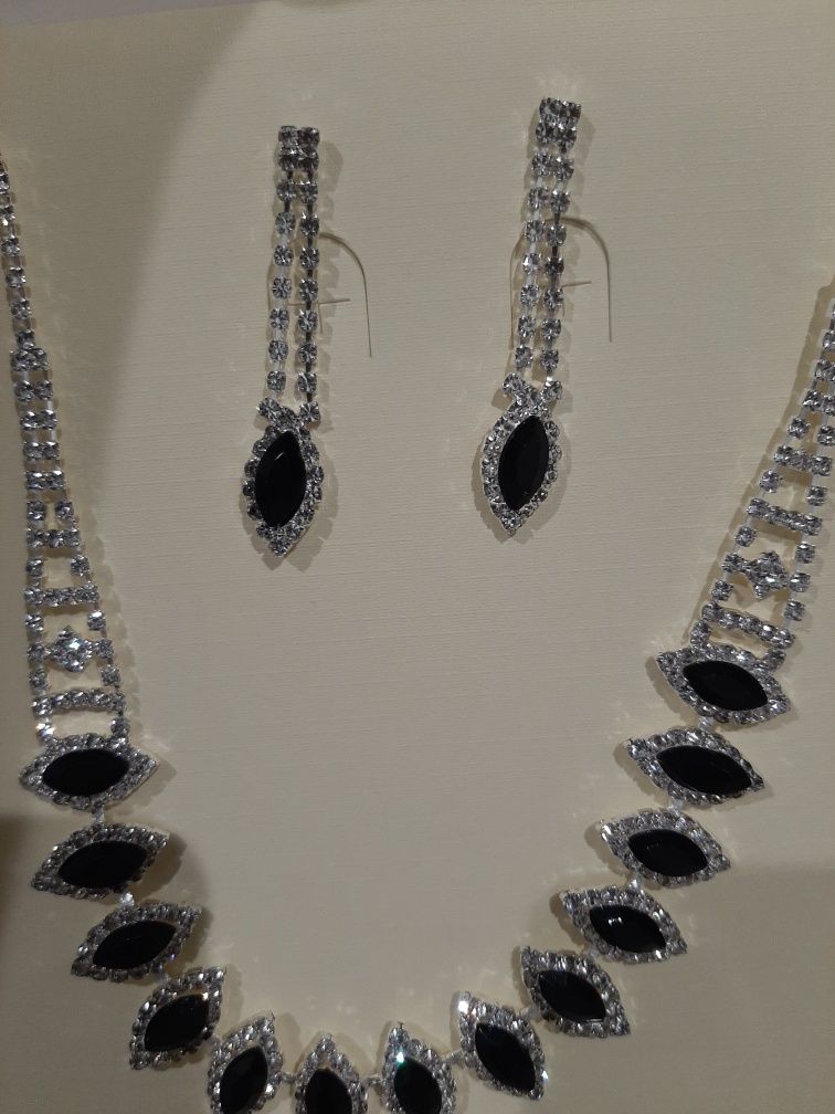 Conjunto colar / fio e brincos de brilhantes pretos