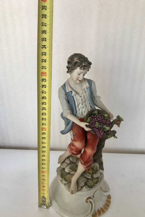 Скульптура хлопчика з кошиком винограду, 33 см., Каподімонте, Італія.