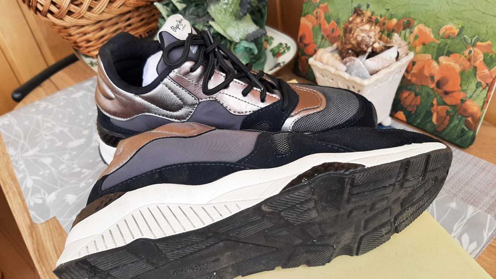 Кросівки жіночі . 37 розмір в гарному стані