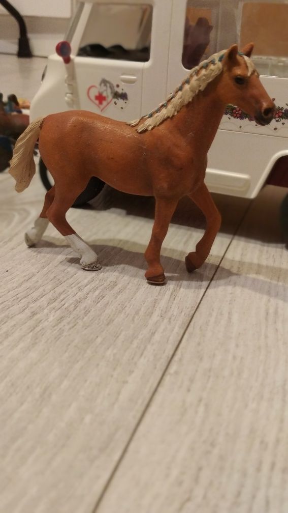 Sprzedam figurkę konia schleich