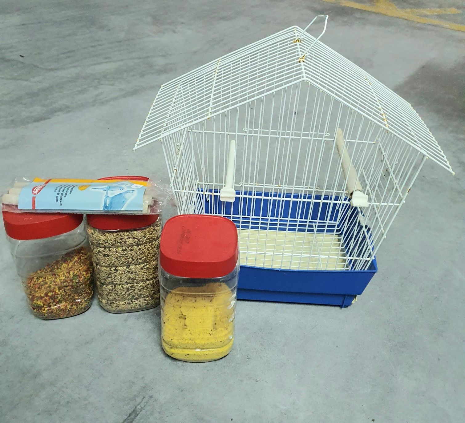 Gaiola e comida para passarinho