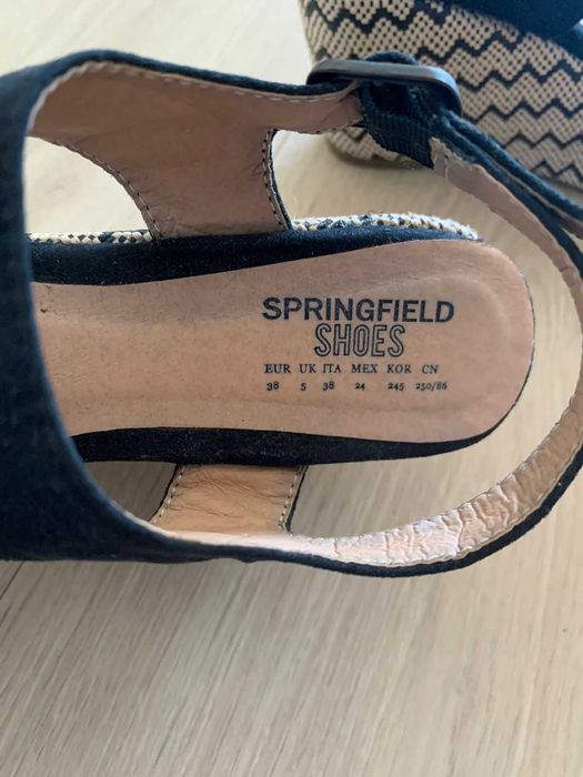 Sandálias de cunha em bom estado