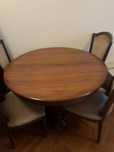 Mesa de madeira com 4 cadeiras