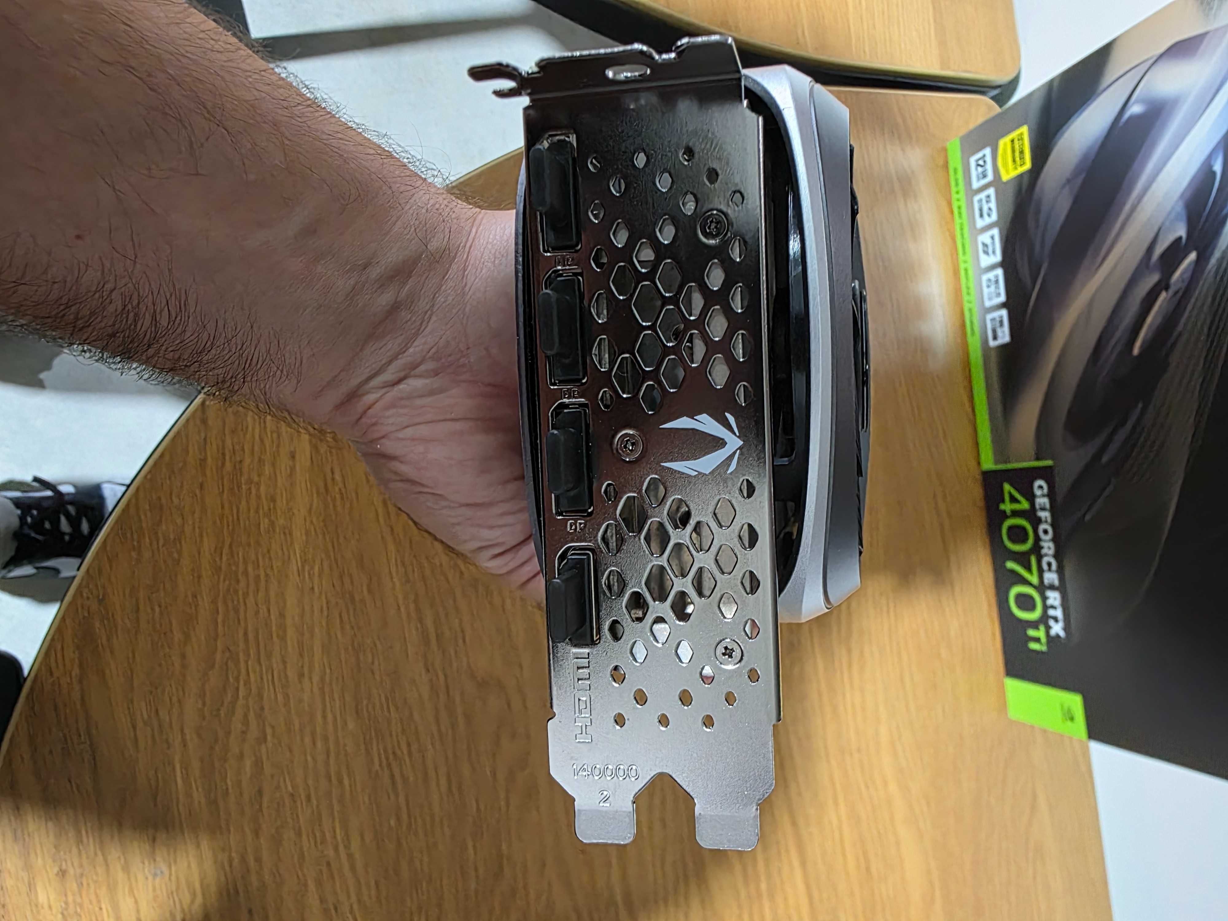 Gráfica ZOTAC GeForce® RTX 4070 Ti Trinity 12G