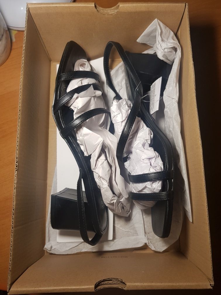 Buty House 39r. Czarne sandały na obcasie