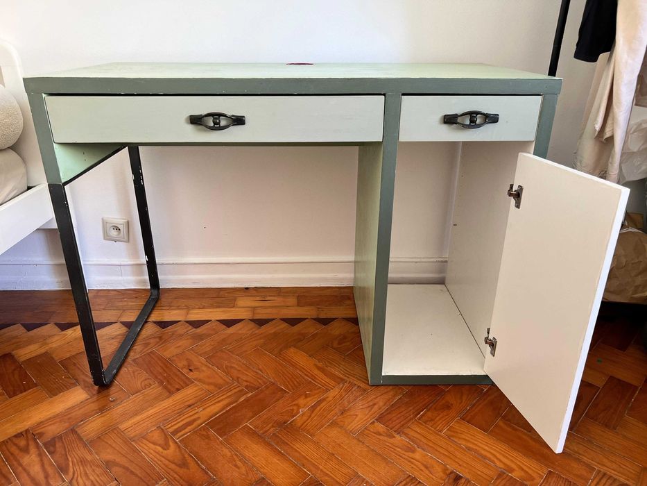 Secretária em madeira verde menta