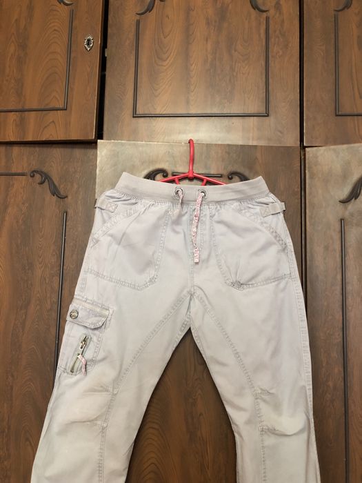 Стильные брюбрюкидля девочки серого цвета на 10-11 лет.