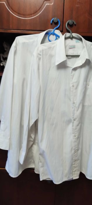 Светлый мужской костюм, рубашка на худенького парня