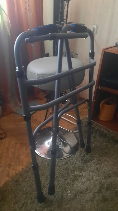 Ходунки крокуючі медичні з регульованням висоти