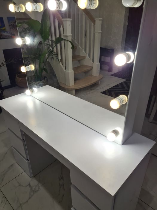 Toaleta z żarówkami ( dodatkowe gniazdo,szuflady) S .cena