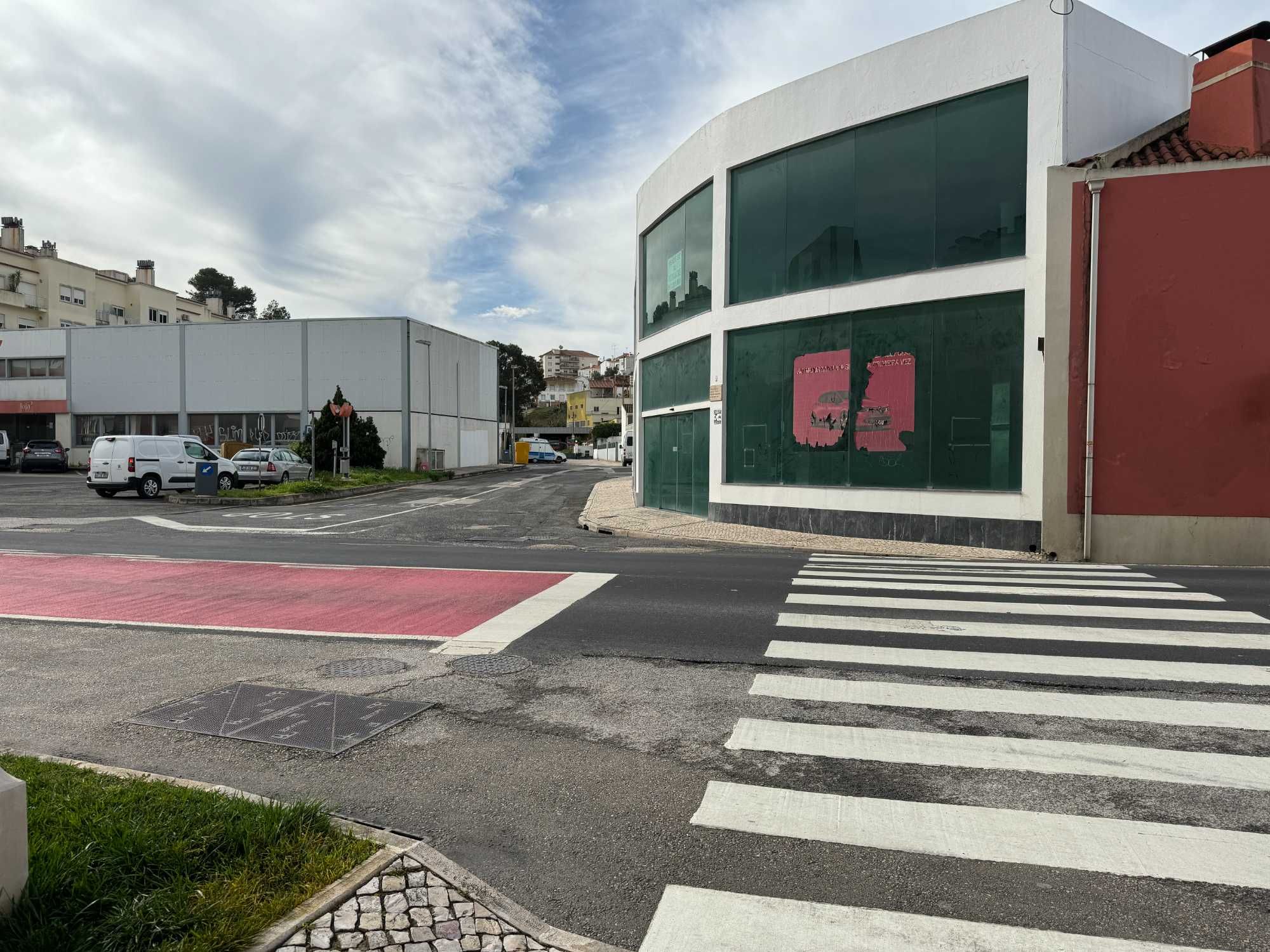 Loja de gaveto , centro  Alenquer, frente  parque da Romeira. Arrendo.