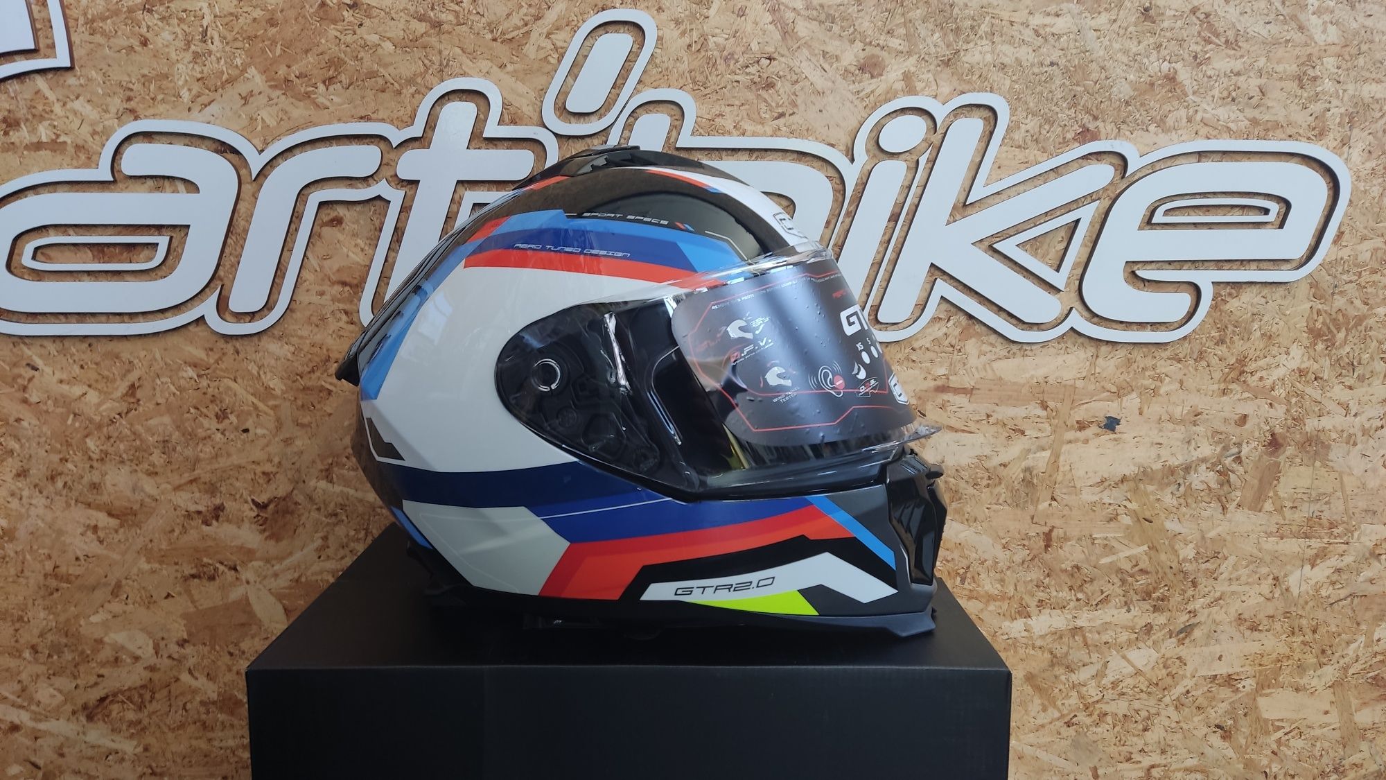 Vários modelos de capacete para mota