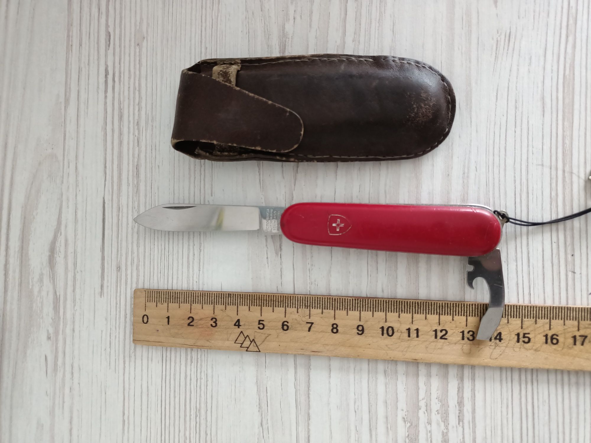 Продам старі ножі, ножиці інші старі інструменти для дому.