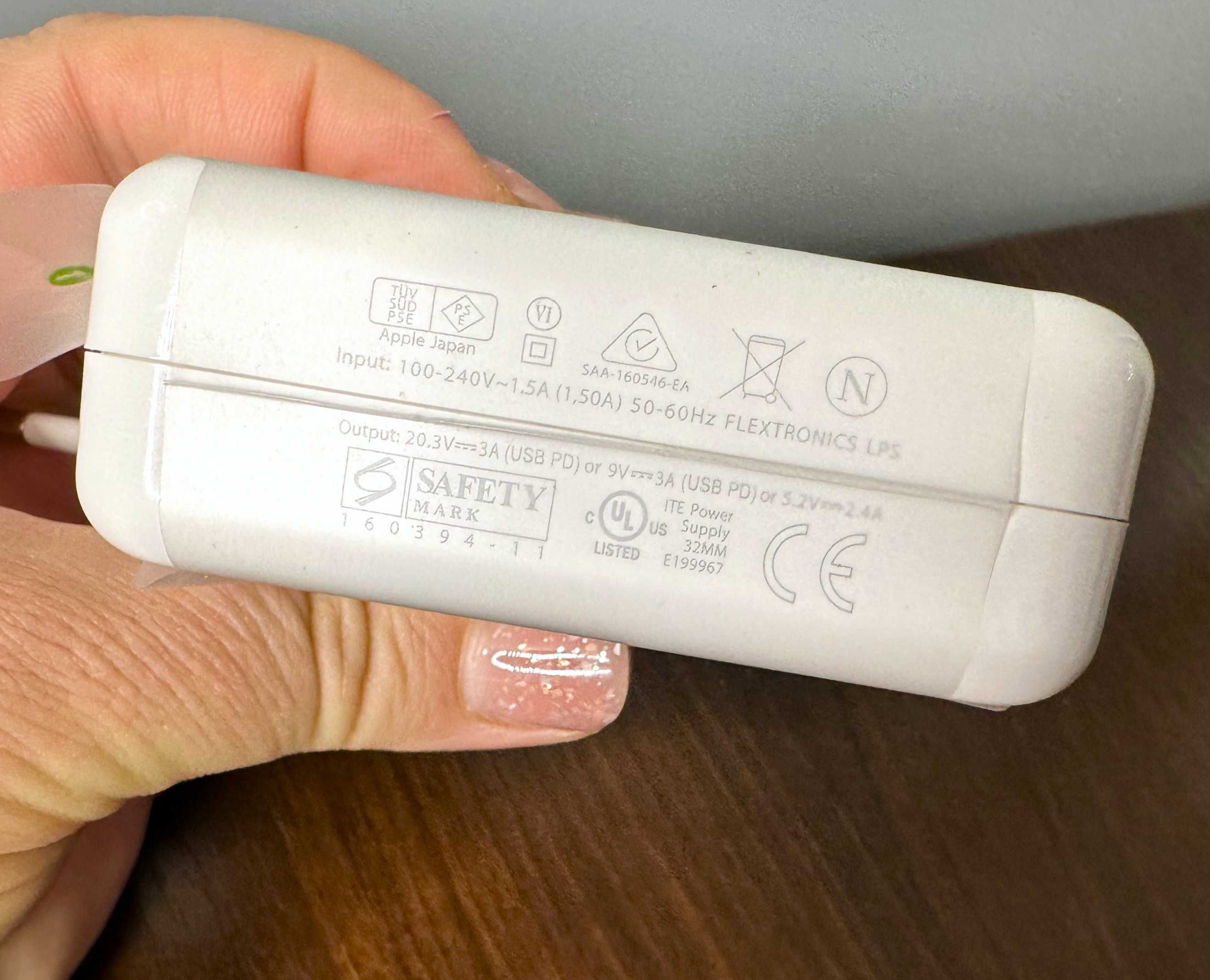 Адаптер живлення 61W USB-C Power Adapter. A 1718