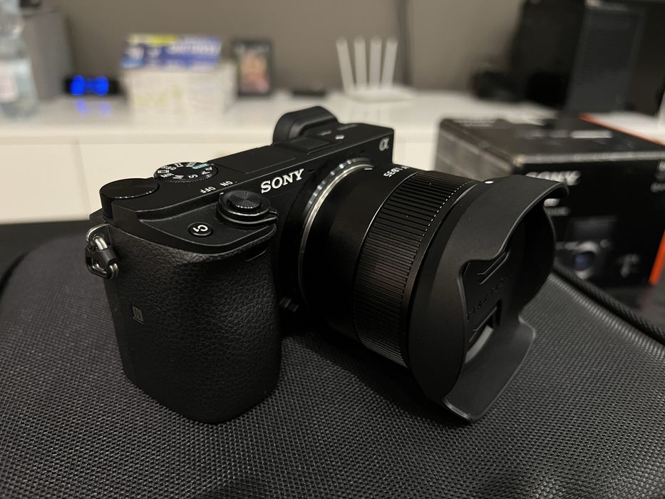 Sony A6400 + 2 Karty pamięci + 3 baterie + Ładowarka REZERWACJA