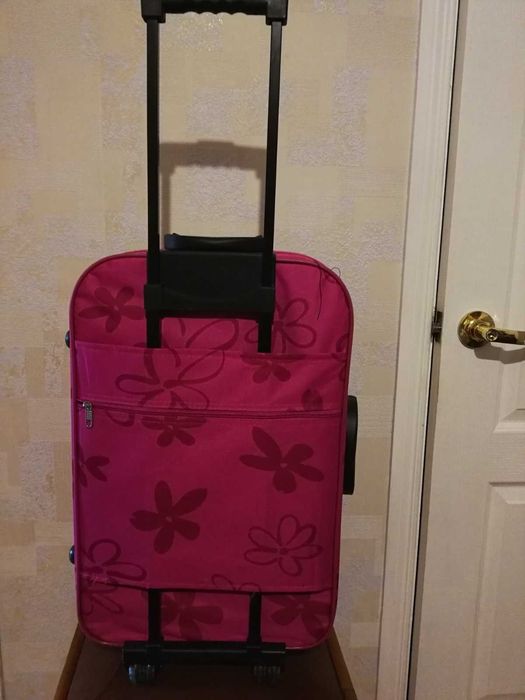 Чемодан новый средний розовый с Швейцарии 56 см