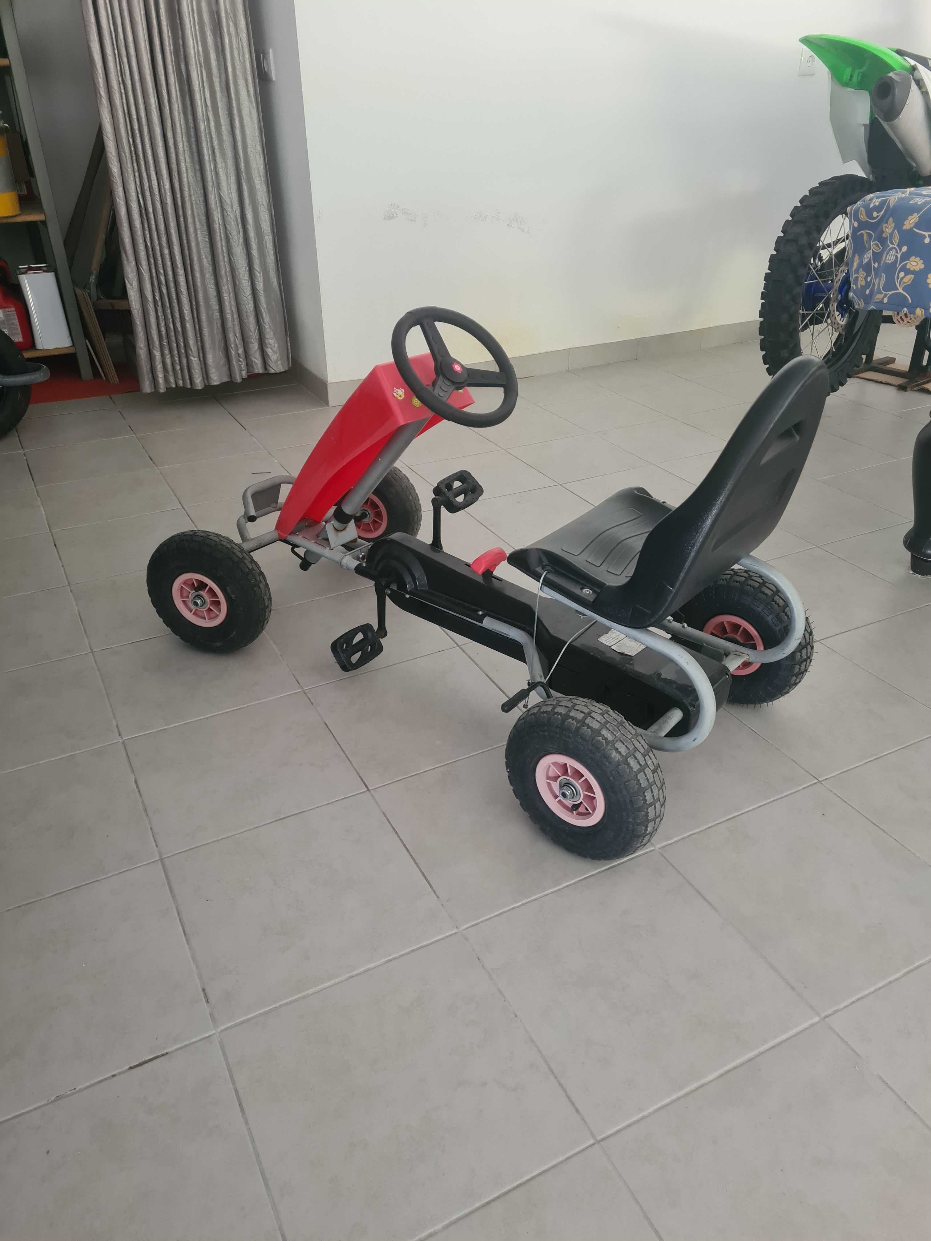 Carro a pedais a funçionar muito bem