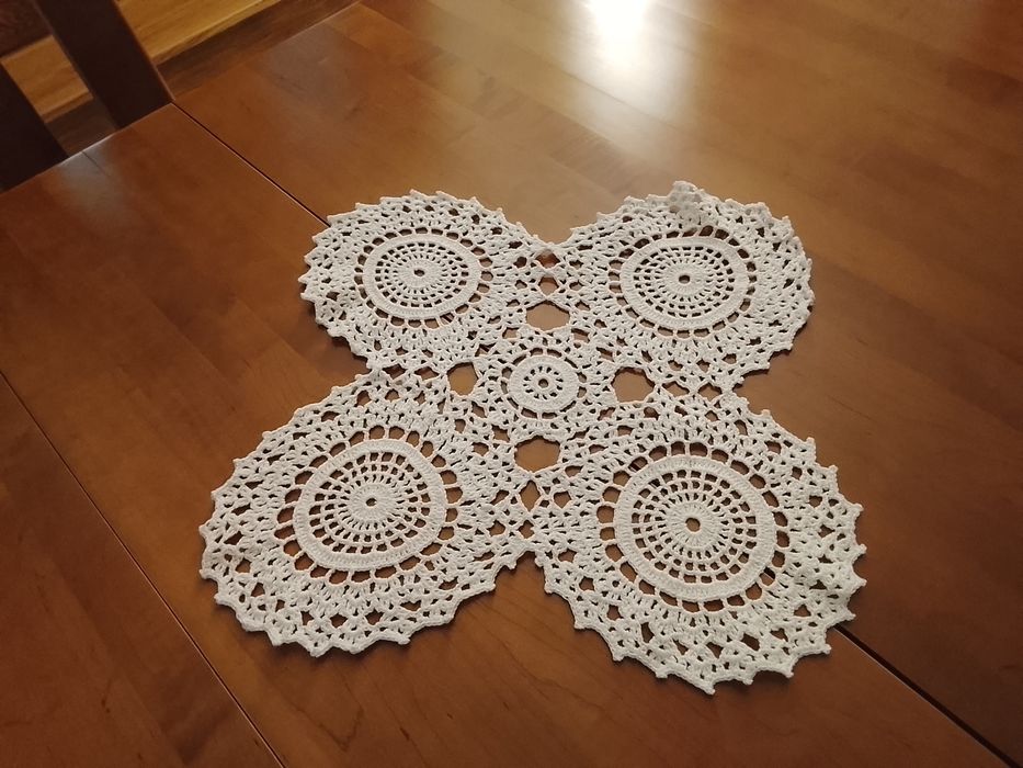 Conjunto de três naperons em crochê feitos á mão