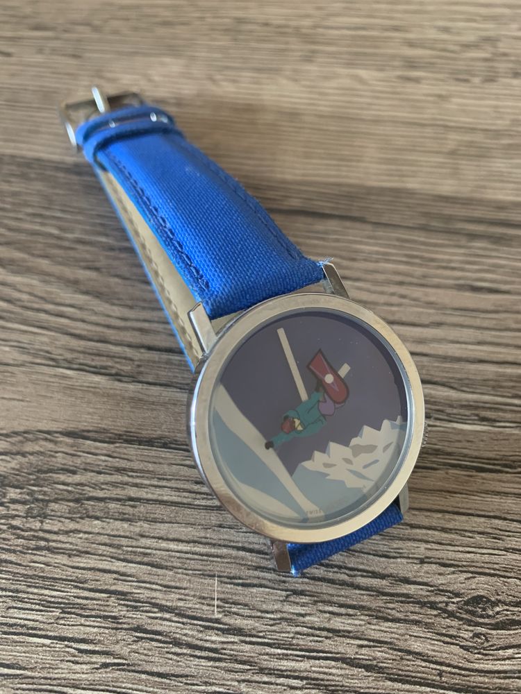 Часы унисекс  модель Сноуборд с синим тканевым-кожаным ремешком.