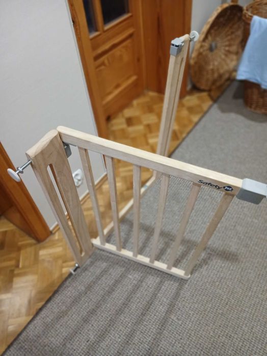 Bramka chroniąca przed wchodzeniem na schody i upadkiem z nich.