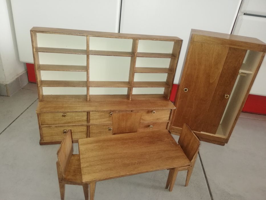 Meble dla lalek, szafa, meblościanka i stół oraz krzesła