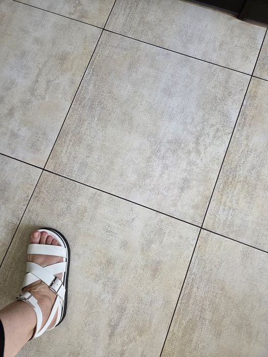 Sprzedam sandałki  białe lekkie rozm 38