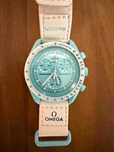 Omega Swatch Uranus SO33L100 Neonowy Akcent w Ciemności