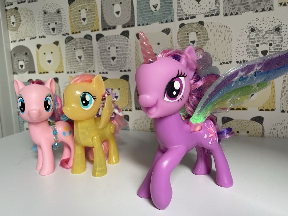 My little pony, super stan, świeca, przybijają piątkę