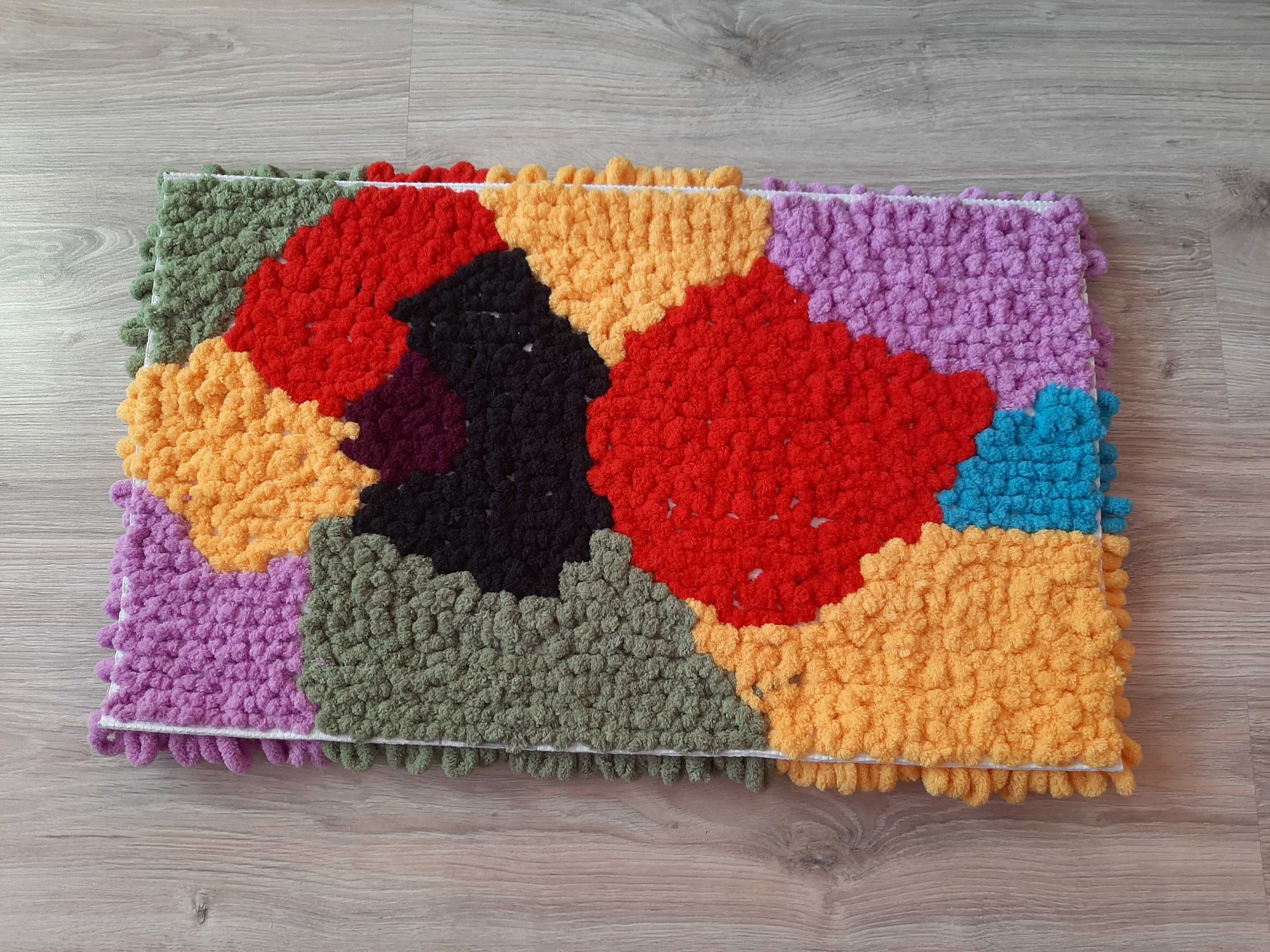 Kolorowy puchaty dywanik z włóczki handmade