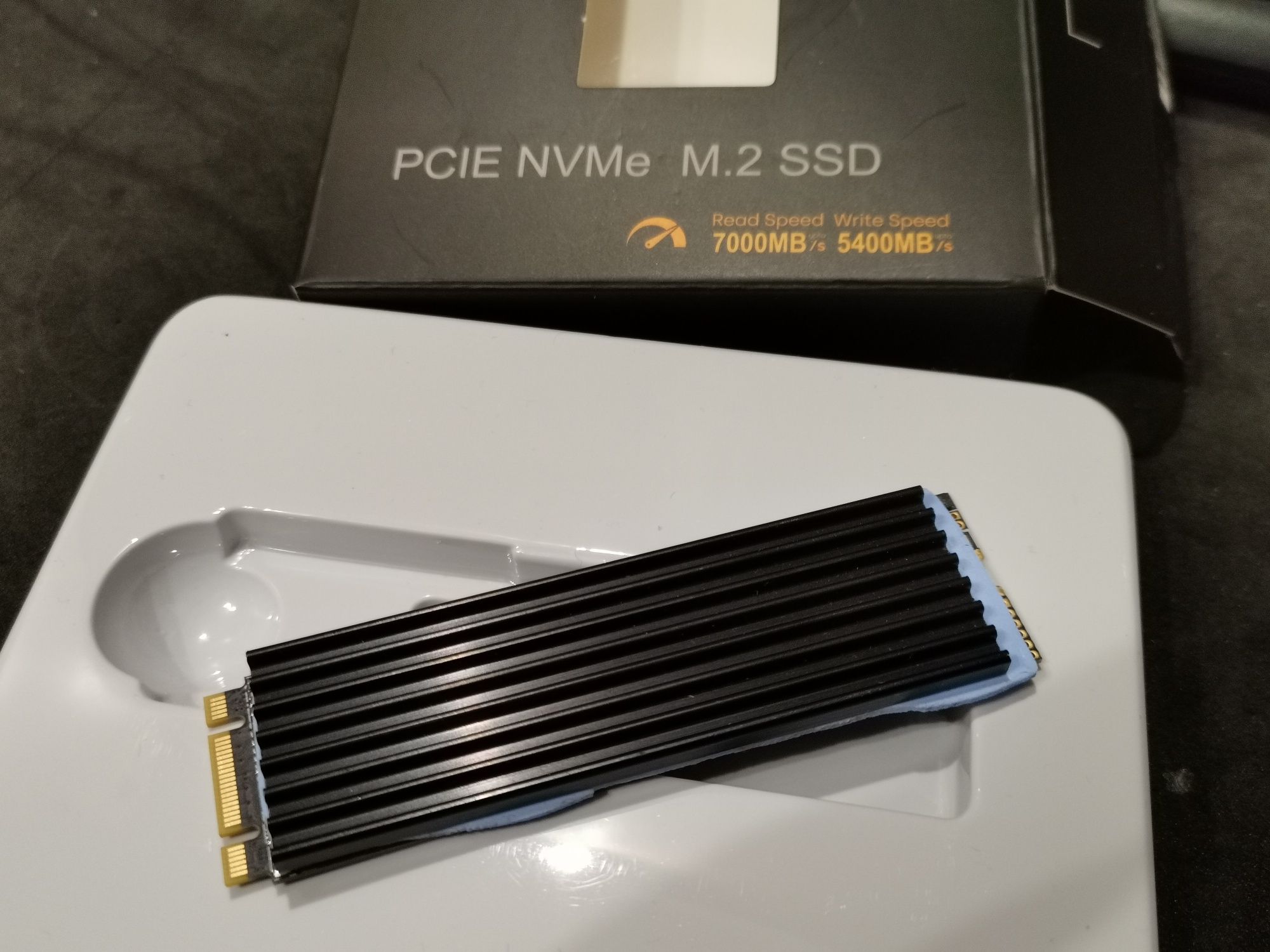 SSD NVMe 1 tb накопитель в упаковке и с радиатором..