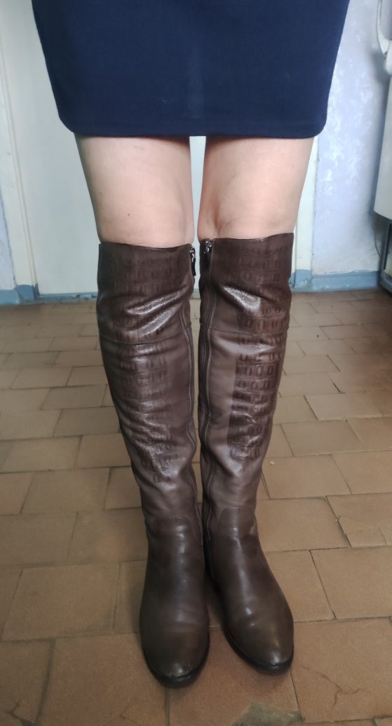 Продам женские сапоги