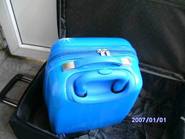 продам   средний чемодан на колесиках фирмы Mickey Mouse