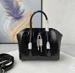 Czarna torebka firmy Givenchy