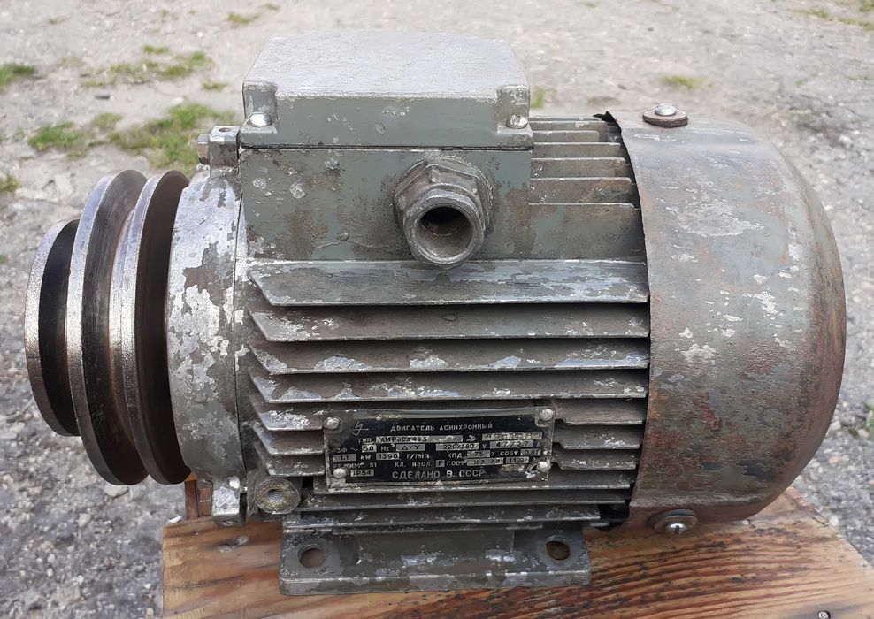Электродвигатель асинхронный АИР80А4У3 со шкивом.