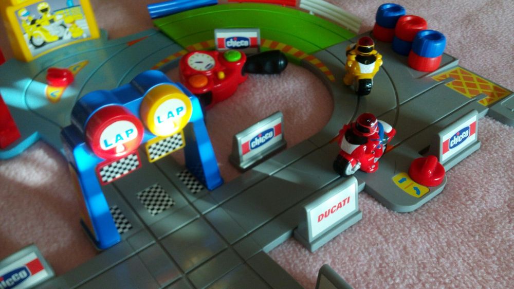 Pista Ducati chicco com motas e comandos sem fio