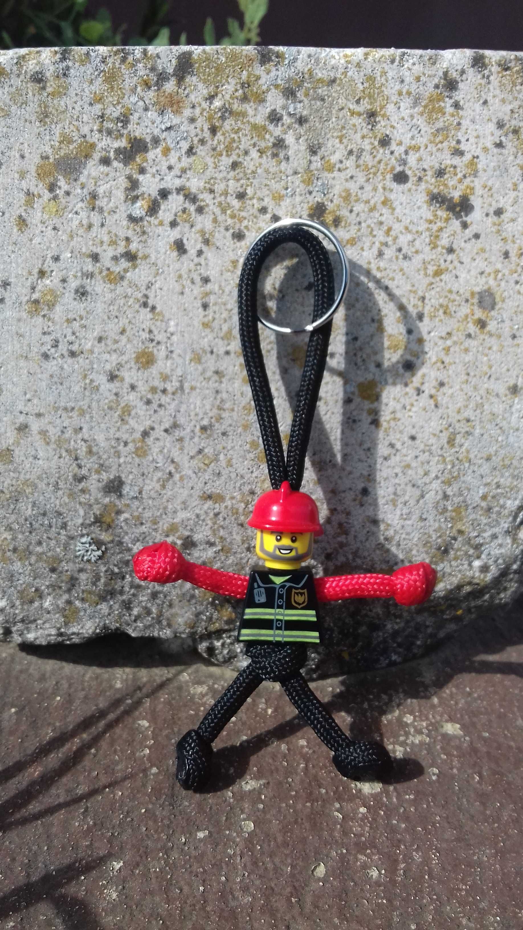 Porta-chaves Boneco Bombeiro em Paracord