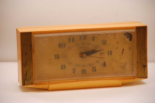 Часы настольные кварц  ( на батарейке ) СССР Севани