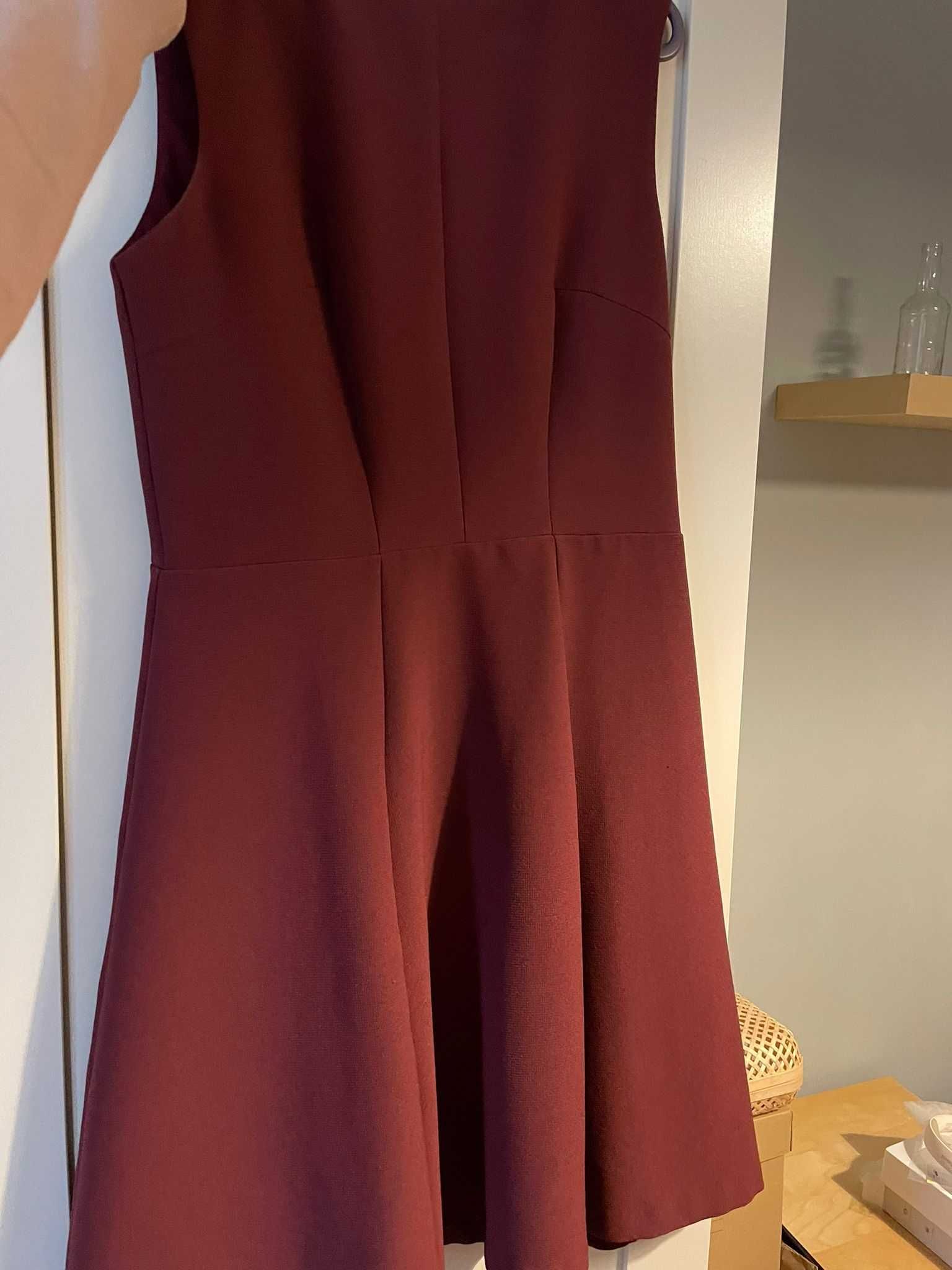 Elegancka bordowa sukienka bez rękawów Montego
