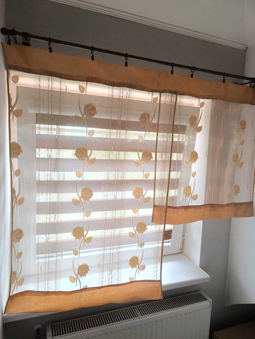 Firanka lewa i prawa w błyszczące różyczki