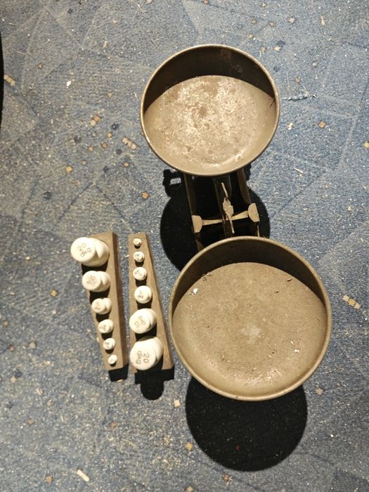 Waga tradycyjna retro z porcelanowymi odważnikami rarytas