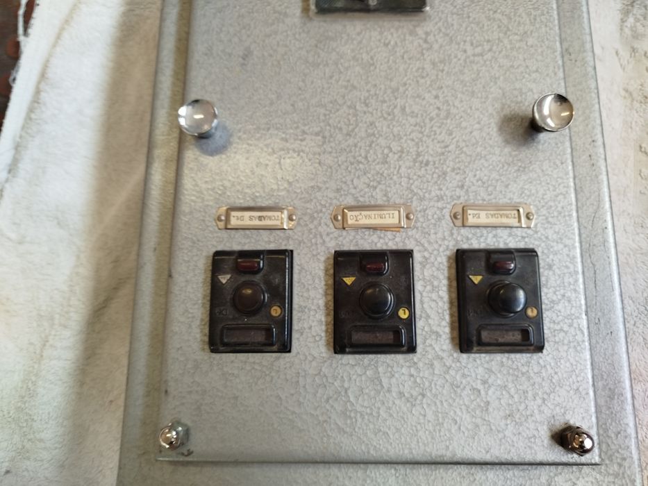 Quadro elétrico antigo completo com três disjuntores e um diferencial