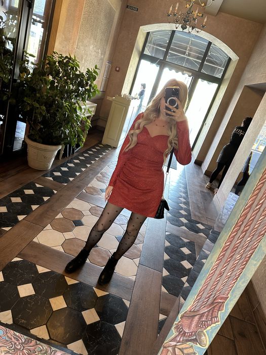 Блестящее, красное платье