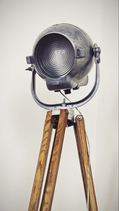 Tripé em madeira com projector de teatro strand